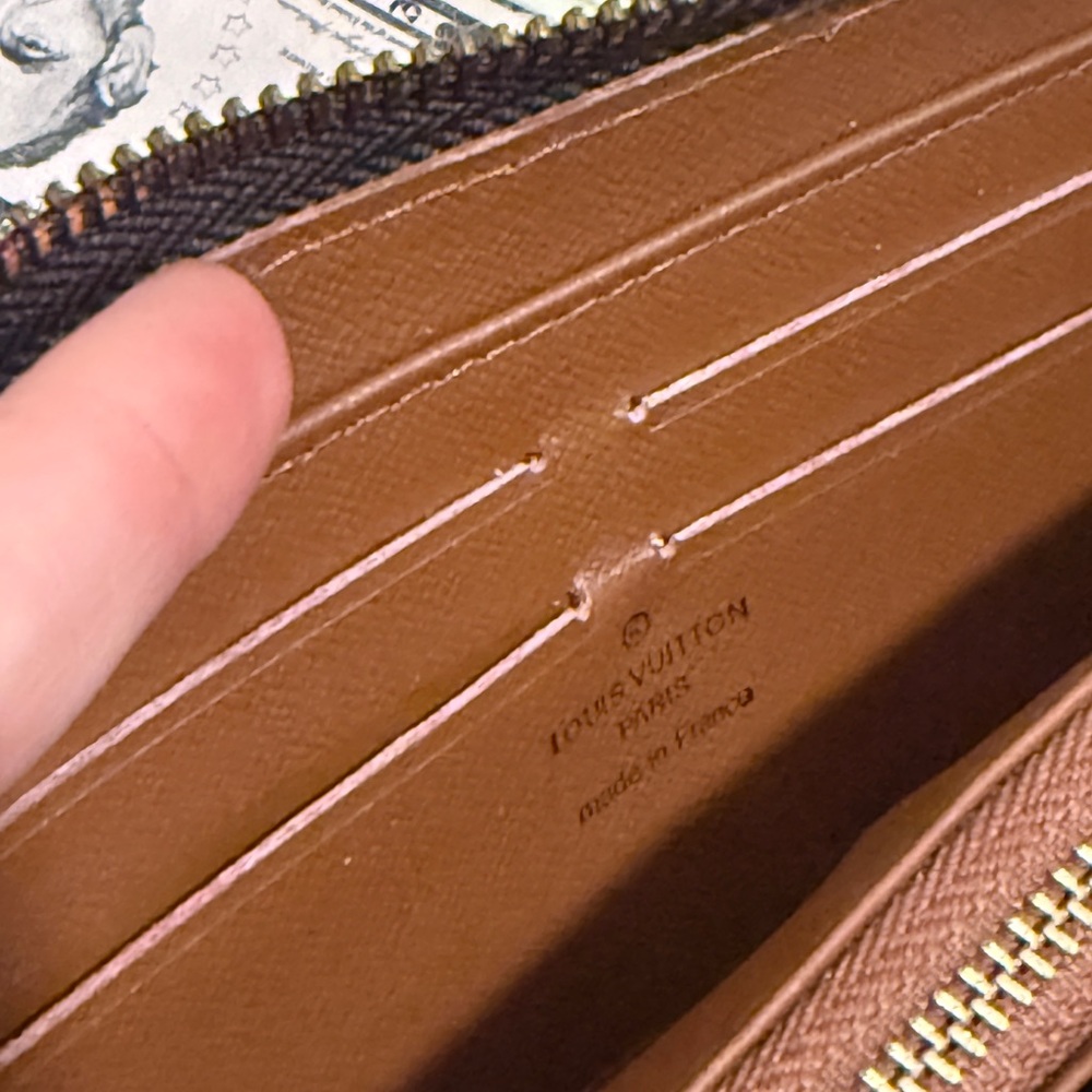 Louis Vuitton Zippy Wallet – Monogram Canvas (Authentic) - Picture 8 of 9